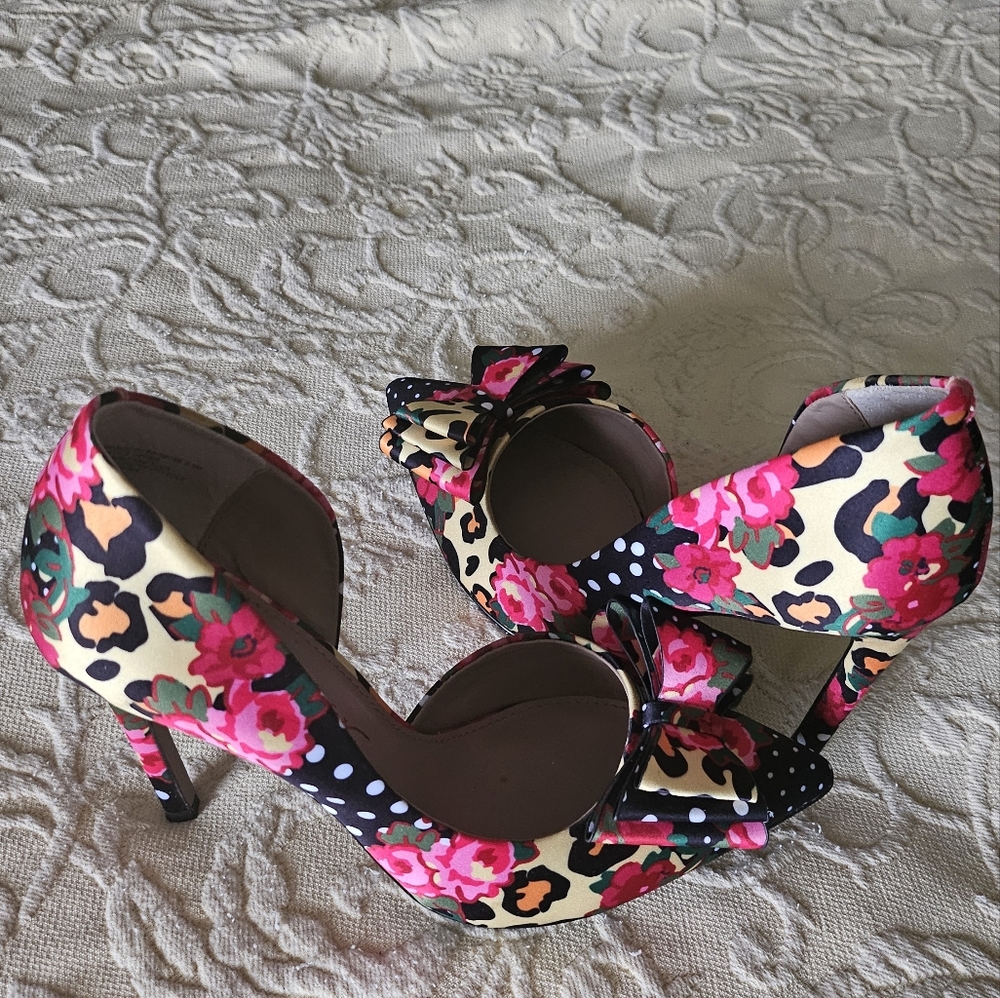 Betsey Johnson, size 6.5